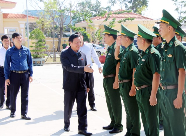 PHÓ CHỦ TỊCH QUỐC HỘI NGUYỄN KHẮC ĐỊNH THĂM, TẶNG QUÀ TẾT TẠI TỈNH BÌNH THUẬN